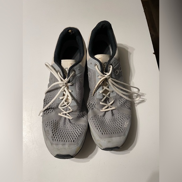 On Cloud Cloudsurfer Men’s Size 11.5 Light Gray Running Shoes Small Flaws - Picture 2 of 9